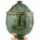 A green glazed pottery jar with cover in relief decoration - Foto 1