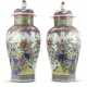 A pair of Famille Rose Samson porcelain potiches, with flower and phoenix decoration - Foto 1