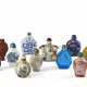 A lot of eleven snuff-bottles in various material and shapes - Foto 1