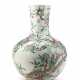 A large tianqiuping, Famille Rose "peaches and buts porcelain vase - Foto 1