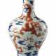 A bottle shape porcelain vase wit dragons decoration bearing apocryphal Yongzheng mark - Foto 1
