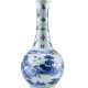 A blue and white porcelain vase the body decorated with an official and attendats in procession, the neck with stylised tulips - Foto 1
