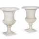 A PAIR OF OF WHITE MARBLE GARDEN URNS - Foto 1
