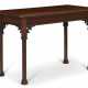 A ENGLISH MAHOGANY GOTHIC STYLE SIDE TABLE - Foto 1