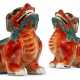 A PAIR OF CHINESE EXPORT PORCELAIN FAMILLE VERTE MYTHICAL BEAST JOSS-STICK HOLDERS - Foto 1