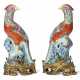 A LARGE PAIR OF ORMOLU-MOUNTED CHINESE EXPORT PORCELAIN FAMILLE ROSE PHEASANTS - Foto 1