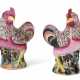 A PAIR OF CHINESE EXPORT PORCELAIN FAMILLE ROSE ROOSTERS - Foto 1
