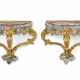 A PAIR OF SOUTH EUROPEAN SILVER AND GILT-COPPER HANGING CONSOLES - Foto 1