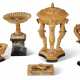 A GROUP OF FIVE ITALIAN MARBLE TABLE ARTICLES - Foto 1