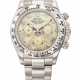 ROLEX. AN ATTRACTIVE 18K WHITE GOLD AUTOMATIC CHRONOGRAPH WRISTWATCH WITH YELLOW MOTHER-OF-PEARL DIAL AND BRACELET - Foto 1