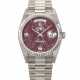 ROLEX. AN ATTRACTIVE 18K WHITE GOLD AND DIAMOND-SET AUTOMATIC WRISTWATCH WITH SWEEP CENTRE SECONDS, DAY, DATE, GROSSULAR GARNET RUBELLITE DIAL AND BRACELET - Foto 1