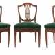 Drei Louis XVI-Stühle um 1800, Nussbaum, spitz zul… - Foto 1