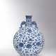 A FINE MAGNIFICENT AND EXCEEDINGLY RARE BLUE AND WHITE ‘FLOWERS OF THE FOUR SEASONS’ MOONFLASK - Foto 1