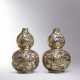 AN EXCEPTIONALLY RARE AND EXQUISITE PAIR OF BLUE-GROUND GILT-DECORATED ‘MELON AND VINE’ DOUBLE GOURD-FORM VASES - Foto 1