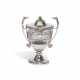 FOOTED-SILVER SUGAR VESSEL WITH MASCARONS - Foto 1