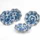 SUITE OF FOUR BLUE-WHITE PLATE WITH FLOWER-SHAPED RIM - Foto 1
