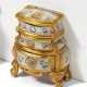POLYCHROMED WOODEN MINIATURE ROCOCO CHEST OF DRAWERS - Foto 1