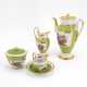 PORCELAIN COFFEE SERVICE CONSISTING OF COFFEE POT, CREAMER, SUGAR BOWL AND LID, CUP AND SAUCER WITH GREEN GROUND AND FLOWER STILL LIFE - Foto 1