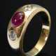 Gelbgold 750 Bandring mit ovalem Rubincabochon und zwei Brillanten (zus. ca. 0.20ct/VSI/W), 8,6g, Gr. 57 - Foto 1