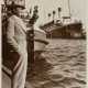 Schorer, Joseph (1894-1946) "Hans Albers, Schiff Europa", Fotografie auf Karton montiert, bez., verso gestempelt und Klebeetikett, 17,8x12,7cm (35x25cm), leichte Altersspuren - Foto 1