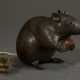 Japanische Bronze "Ratte mit Esskastanie", sign., Meiji Periode, H. 9,5cm, Schwanz ergänzt - photo 1