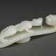 Heller Jade Gürtelhaken "Drachenkopf und Qilong", China 18.Jh., L. 8,7cm, Vgl.: Ming Wilson, Chinese Jades, V & A 2004, Nr. 28 - Foto 1