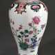 Porzellan Meiping Vase mit Famille Rose Malerei in Chine de Command Art, H. 19,2cm - Foto 1