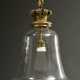 Deckenlampe mit glockenförmiger Glaskuppel und Gelbguss "Kronen" Montierung, 20.Jh., elektrifiziert, H. 48cm - photo 1