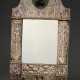 Ornamental beschnitzter Spiegel mit doppeltem Kerzenhalter und Silhouette "Louis XVI Damenportrait" in der Bekrönung, Holz versilbert, 60,5x33cm, leichte Abplatzungen - Foto 1