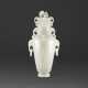 A WHITE JADE ‘MAGPIE AND PRUNUS’ VASE AND COVER - Foto 1