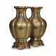 A PAIR OF GILT-LACQUERED QUATREFOIL VASES AND STANDS - фото 1
