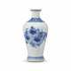 A MINIATURE BLUE AND WHITE ‘FLOWER AND FRUIT’ BALUSTER VASE - Foto 1