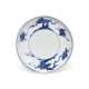 A BLUE AND WHITE ‘CRANE AND PINE TREE’ SAUCER DISH - Foto 1