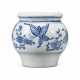 A SMALL BLUE AND WHITE ‘BUTTERFLY AND FLOWER’ CONDIMENT POT - фото 1