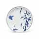 A BLUE AND WHITE ‘BIRD AND BUTTERFLY’ SAUCER DISH - Foto 1