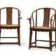 A PAIR OF HUANGHUALI HORSESHOE-BACK ARMCHAIRS, QUANYI - Foto 1