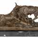 Bronze-Figurengruppe "Kämpfende Stiere", Nachguß, braun patiniert, bezeichnet "C.Lesinger", Gießerplakette "J.B. Deposee, Paris", auf rechteckiger Marmorplinthe, ges. 12,5x24x8,5 cm - Foto 1