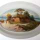 Porzellan-Platte, ovaler Spiegel bemalt von Hermann Vaegler (1910 Greifswald -1992 Wolgast) "Fischerkaten am Strand", signiert r.u., ges. 24x36 cm - фото 1
