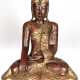 Buddha, sitzend mit Erdberührungsgeste, Holz rotbraun gefaßt mit Goldstaffage, Saum besetzt mit Spiegelpailletten, H. 43,5 cm - photo 1