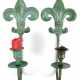 Paar Wand-Kerzenhalter, Metallguß, grün patiniert, verziert mit Bourbonen-Lilie, H. 25 cm - фото 1