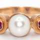 Ring, 585er GG, in Reihe besetzt mit mittiger Perle und 2 blütenförmig facettierten roten Schmucksteinen, ges. 4,1 g, RG 50 - фото 1