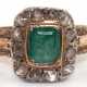 Smaragd- Diamantring, 750er GG, rechteckiger Smaragd, eingefasst von 12 Diamantrosen, reliefierte Schiene, Gebrauchspuren, ges. 6,2 g, RG 51,5 - photo 1