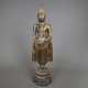 Stehende Buddhafigur - Thailand, Bronze mit Resten… - фото 1