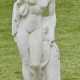 Badender weiblicher Akt mit Apfel als Parkskulptur - Foto 1