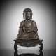 Bronze des Buddha im Meditationssitz auf einem Holzstand - photo 1