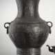 Hu-Vase aus Bronze mit zwei Ringhenkeln und archaischem Dekor - Foto 1