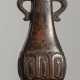 Hu-förmige Vase für Räucherwerk aus Bronze mit Lotosblatt-Relief - Foto 1