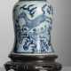 Glockenförmige Vase aus Porzellan mit unterglasurblauem Dekor von 'Fliegenden Pferden' über Wellen - Foto 1