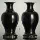 Paar Balustervasen aus Porzellan mit schwarzer Glasur - Foto 1
