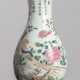 Tropfenförmige Vase aus Porzellan mit Fasan und Gedicht in den Farben der 'Famille rose' dekoriert - Foto 1